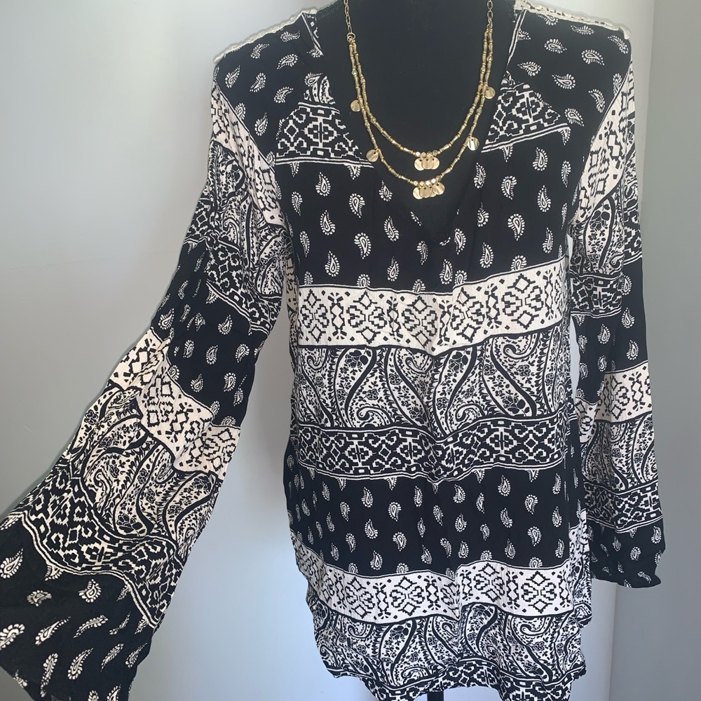 Mi a mi tunic blouse white and black long sleeve with so cute embroidery onblack